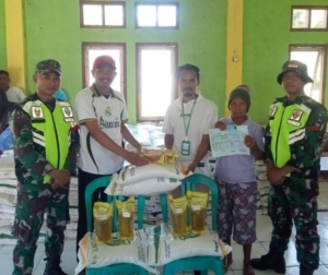 “Pastikan Tepat Sasaran, Serda Suhardin Kawal Ketat Penyaluran Bantuan Pangan di Dua Desa”