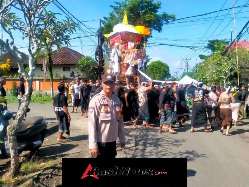 Sinergitas Bhabinkamtibmas dan Pecalang Amankan Upacara Pitra Yadnya di Desa Bongan