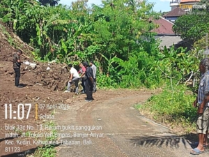 Bhabinkamtibmas Desa Banjar Anyar, Polsek Kediri, Polres Tabanan, mendampingi BPN