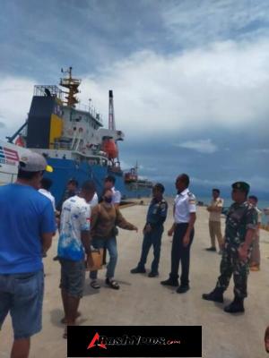 Piket Koramil 1627-01/Ba’a Pantau Kedatangan Kapal Express Bahari 8E di Pelabuhan Ba’a