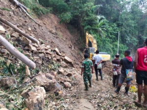 Karya Bakti TNI di Ende, Material Longsor Berhasil Disingkirkan dalam Waktu Singkat