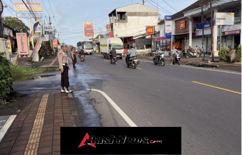 Strong Polsek Selemadeg Amankan titik Persimpangan, Pastikan Kelancaran Mobilitas Pagi