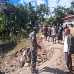 Jalan Putus Akibat Hujan Deras, Koramil 1621-02/Amanuban Tengah Turun Tangan Bersama Masyarakat