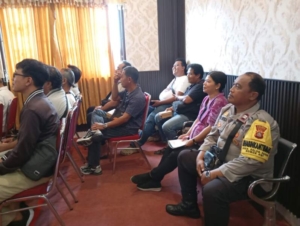 Wujudkan Desa Bersih, Bhabinkamtibmas Desa Delod Peken Hadiri Sosialisasi Pengelolaan Sampah Berbasis Sumber