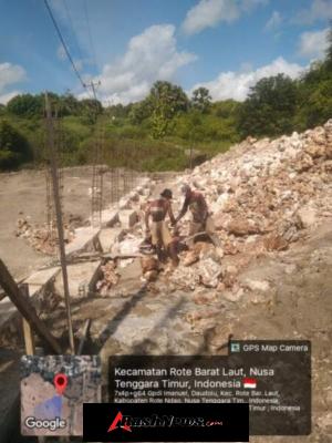 Babinsa Koramil Batutua Awasi Progres Fondasi Bangunan di Rote Barat Laut