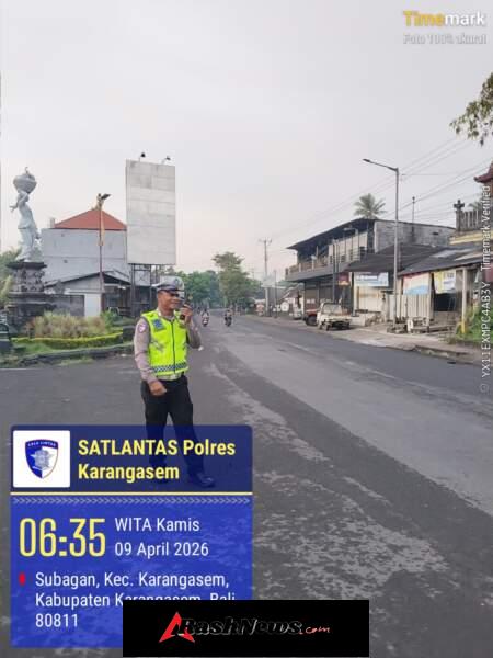 Unit Turjawali Sat Lantas melaksanakan Pengaturan dan Penjagaan di Pos 3 Patung Salak Jasri
