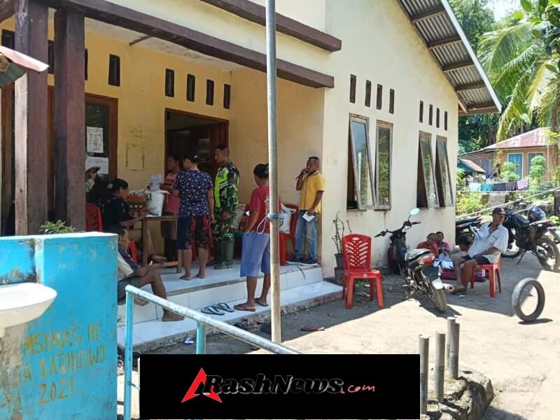TNI Bersama Aparat Desa Pantau Pembagian Bantuan Pangan dari Bulog