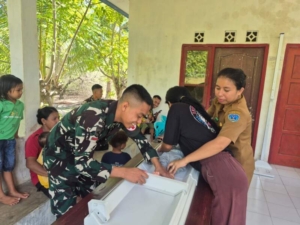 Tingkatkan Kesehatan Warga, Personil Kompi Medis Yonif TP 834/WM Aktif di Pustu Aeramo