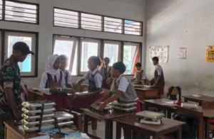 Kehadiran Babinsa Pastikan Penyaluran MBG Tepat Sasaran