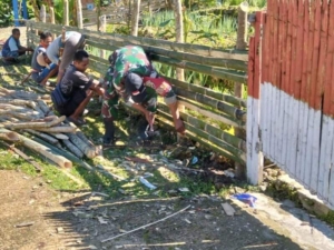Wujud Kebersamaan, Babinsa dan Warga Dirikan Pagar Kantor Desa Wanokaza