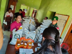 Peran Aktif Babinsa Koramil 1603-04/Kewapante Amankan Distribusi Bantuan Pangan di Kokowahor