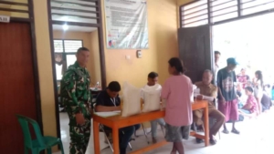 Babinsa Sertu M. Ali Monitoring Pembagian Bantuan Pangan Bulog di Malumbi