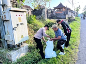 Bhabinkamtibmas Desa Bungbungan Ikuti Kerja Bakti, Dukung Gerakan Indonesia Asri.