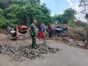 Semangat Kebersamaan, Babinsa Koramil 04/Tabundung dan Warga Bangun Jalan Desa