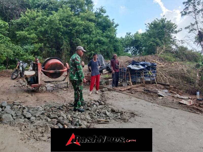 Semangat Kebersamaan, Babinsa Koramil 04/Tabundung dan Warga Bangun Jalan Desa