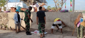 Kerja Bhakti Babinsa dan Warga Atasi Sampah Got