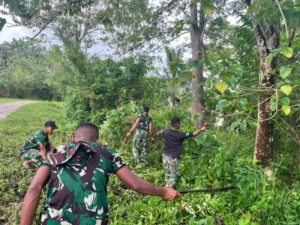 Gotong Royong Satgas TMMD dan Warga Bersihkan Jalur Pembangunan Jalan