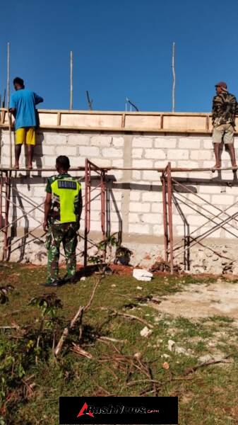 Babinsa Pastikan Proyek Infrastruktur Desa Oelua Tertib dan Lancar