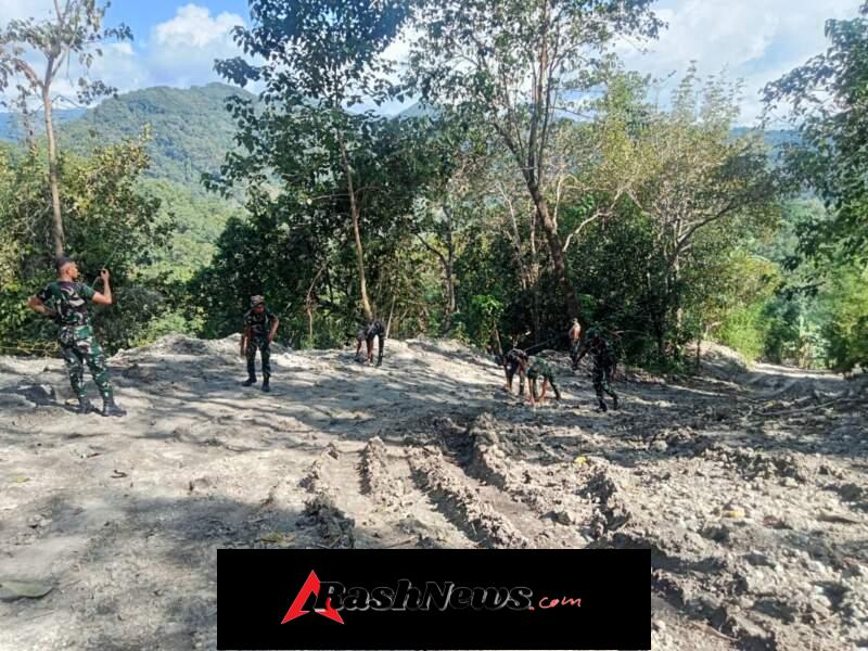 Kebersamaan TNI dan Warga Warnai Pengerjaan Jalan TMMD Ke-128 di Ende