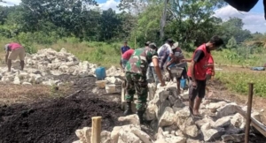 Usai Ibadah Minggu, Babinsa dan Warga Kompak Bangun Rumah di Letis