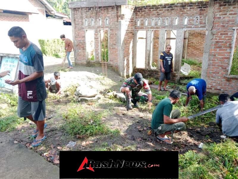 Babinsa Koramil Nagawutung Ajak Warga Gotong Royong Bersihkan Lingkungan Desa