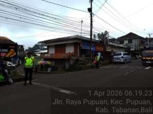 Strong Point Pagi Hari, Polsek Pupuan Wujudkan Kelancaran Arus Lalin dan Aktivitas Masyarakat Yang Kondusif