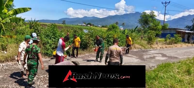 Babinsa Koramil 1612-05/Satar Mese Bersama Warga Perbaiki Jalan di Kabupaten Manggarai
