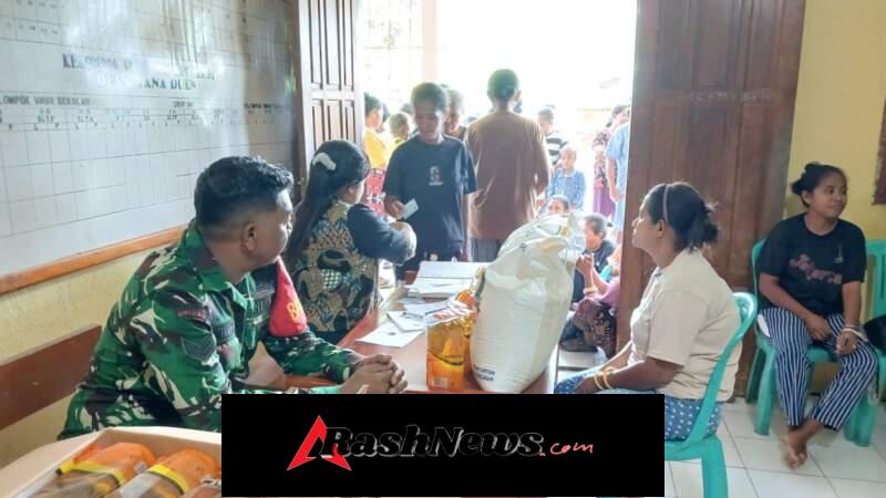Babinsa Dampingi Pembagian Bantuan Pangan di Desa Tana Duen