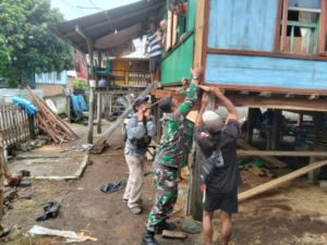 Babinsa Seteluk Pererat Kebersamaan Lewat Komsos dan Rehab Rumah Warga