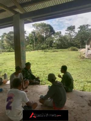 Jalin Kedekatan dengan Warga, Babinsa Golo Sambea Tingkatkan Komunikasi Sosial