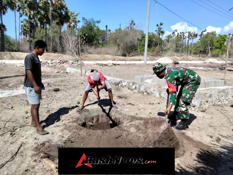Babinsa Wulla Waijelu Dukung Pembangunan Pondasi Lewat Pembuatan Bak Air