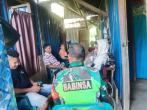Dekat dengan Warga, Babinsa Laksanakan Komsos dan Pengamanan di Pasar Ko’obo