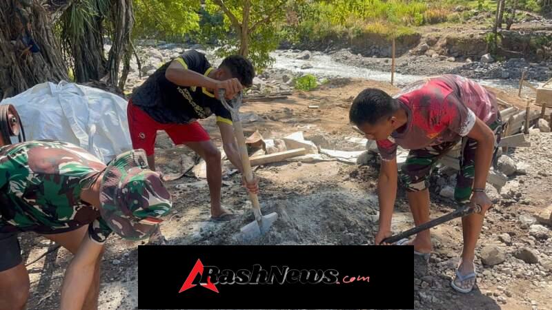 Bahu Membahu TNI dan Warga, Pengerjaan Jembatan Gantung Garuda di Mauponggo Berjalan Lancar