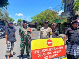 Babinsa Turun Langsung Atur Lalu Lintas, Iring-iringan Ngaben di Desa Mas Berlangsung Aman dan Khidmat