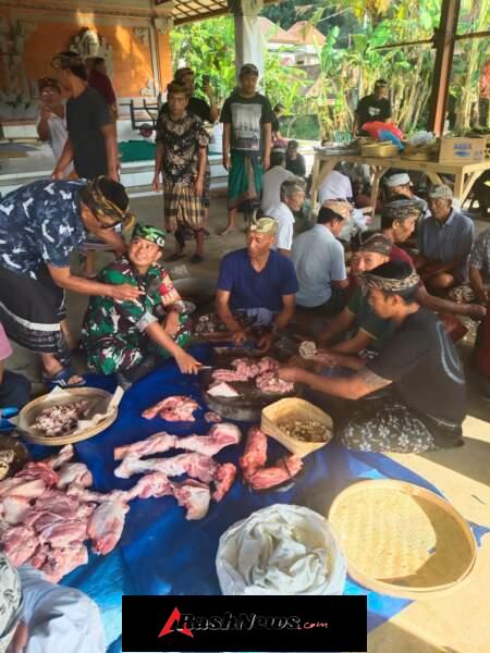Kebersamaan di Wantilan Pura, Babinsa dan Warga Gotong Royong Sukseskan Piodalan Ageng Desa Adat Yeh Tengah