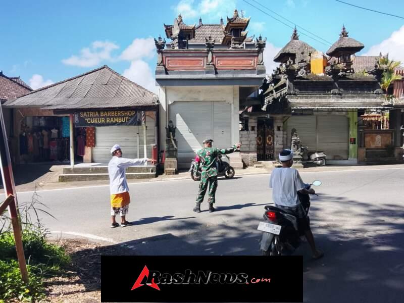 Babinsa 1623-06/Selat Bersinergi dengan Pecalang Amankan Puncak Upacara Purnama Kedasa