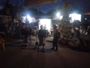 Harmoni Dalam Tradisi, Serka Wayan Wardana Bersama Bhabinkamtibmas Dan Pecalang Amankan Piodalan Di Pura Celempung Besang Kawan