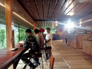 Peresmian Hanging Resto & Bar di Desa Sekumpul, Babinsa Dampingi Danramil Sawan Hadiri Acara