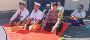 TNI Hadir Sukseskan Upacara Keagamaan, Babinsa Tohpati Kawal Piodalan Di Pura Kantor Desa