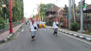 Ratusan Krama Ikuti Prosesi Suci, Babinsa Hadir Pastikan Aman dan Lancar