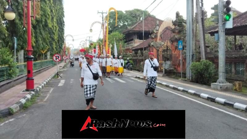 Ratusan Krama Ikuti Prosesi Suci, Babinsa Hadir Pastikan Aman dan Lancar