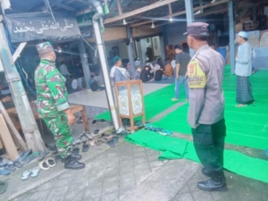 150 Jemaah Hadiri Sholat Jumat, Babinsa dan Banser Sigap Atur Lalu Lintas