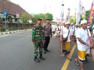 Langkah Sakral 250 Krama, Babinsa Pastikan Tradisi Berjalan Aman dan Lancar