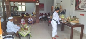 Persembahyangan Saraswati di Desa Jegu, Babinsa Pererat Kebersamaan dengan Perangkat Desa