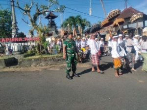 Dikawal Babinsa Semarapura Kaja Dan Pecalang Ritual Suci Ngider Buana Berjalan Lancar
