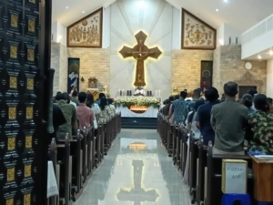 Dikawal Babinsa Semarapura Tengah, Ibadah Sabtu Vigili Paskah Berlangsung Khidmat