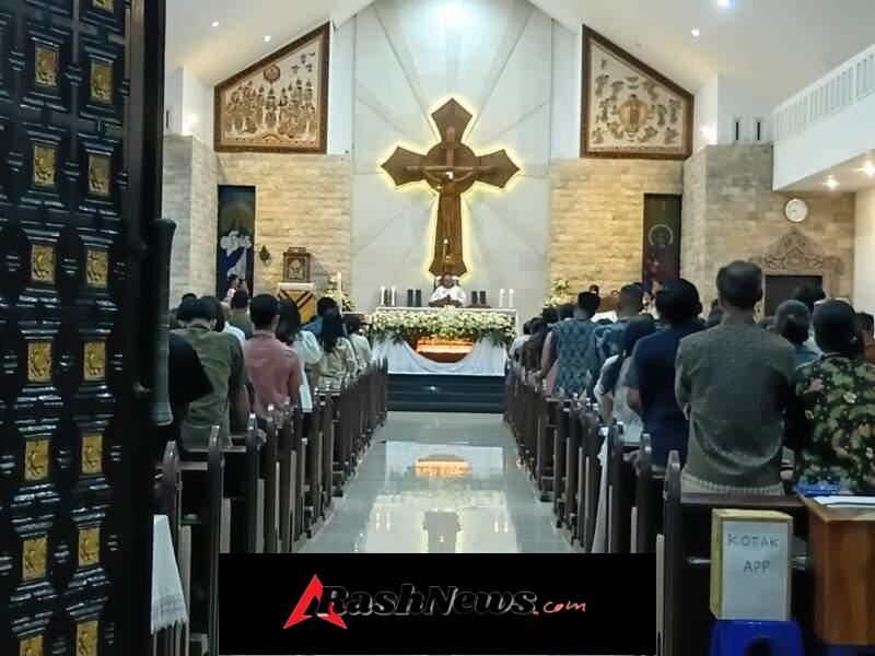 Dikawal Babinsa Semarapura Tengah, Ibadah Sabtu Vigili Paskah Berlangsung Khidmat