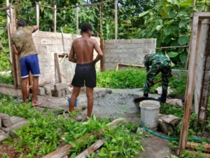 Babinsa Desa Lamma Aktif Komsos dan Bantu Warga Bangun Rumah