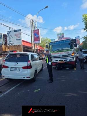 Diduga Rem Blong, Truk Molen Tabrak Kendaraan dari Arah Berlawanan di Puri Gading*