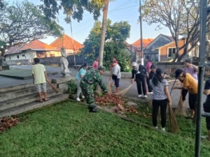 Babinsa Beratan Turun Langsung, Jalan Tribrata Bersih Berkat Sinergi Warga